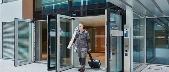 تأثیر درب‌های اتوماتیک بر تجربه مشتری در محیط‌های تجاری